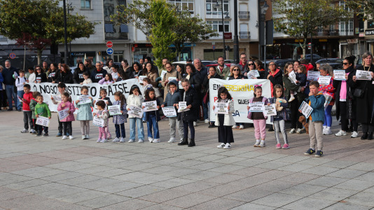 La comunidad educativa de Cee también salió a la calle para defender la educación pública de calidad