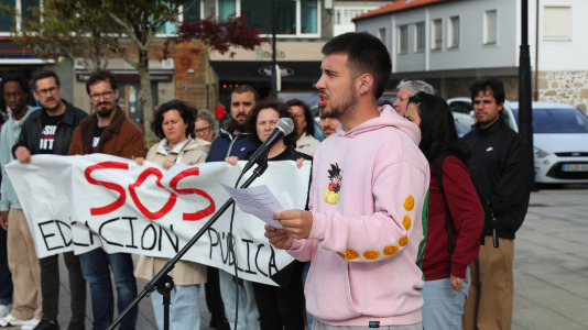 La comunidad educativa de Cee también salió a la calle para defender la educación pública de calidad