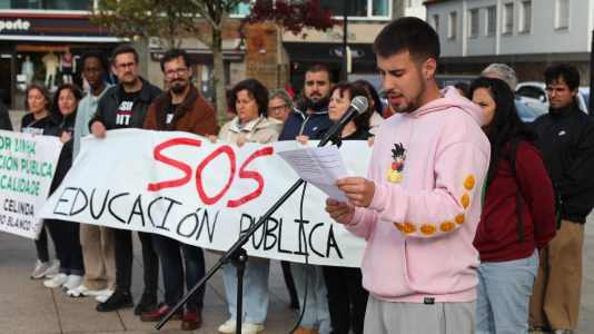 La comunidad educativa de Cee también salió a la calle para defender la educación pública de calidad