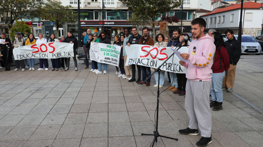 La comunidad educativa de Cee también salió a la calle para defender la educación pública de calidad