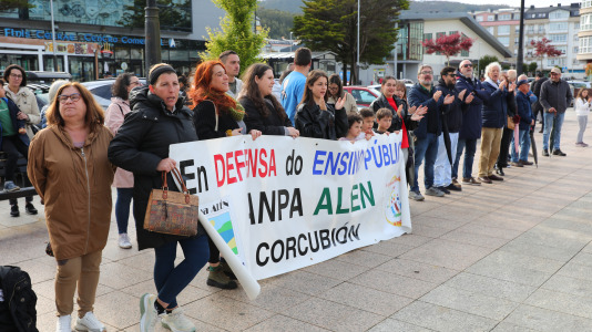 La comunidad educativa de Cee también salió a la calle para defender la educación pública de calidad
