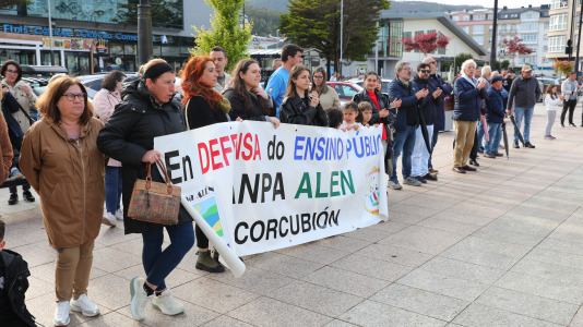 La comunidad educativa de Cee también salió a la calle para defender la educación pública de calidad