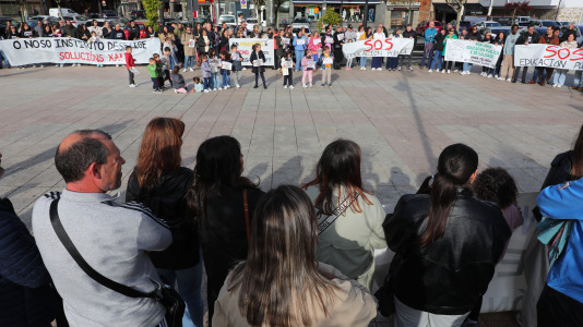 La comunidad educativa de Cee también salió a la calle para defender la educación pública de calidad