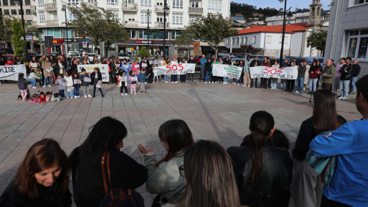 La comunidad educativa de Cee también salió a la calle para defender la educación pública de calidad