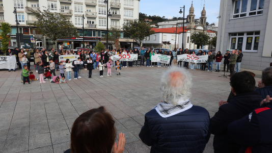 La comunidad educativa de Cee también salió a la calle para defender la educación pública de calidad
