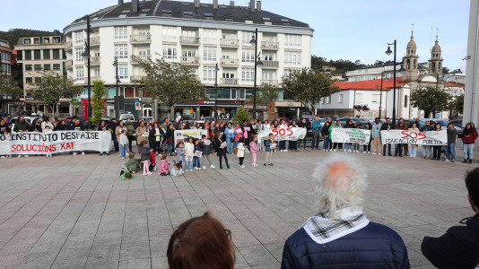 La comunidad educativa de Cee también salió a la calle para defender la educación pública de calidad
