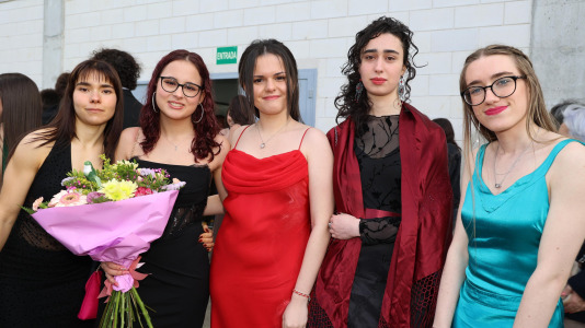 Este viernes los alumnos de 2º de Bachillerato del IES Agra de Leborís de A Laracha celebraron su acto de graduación luciendo sus mejores galas