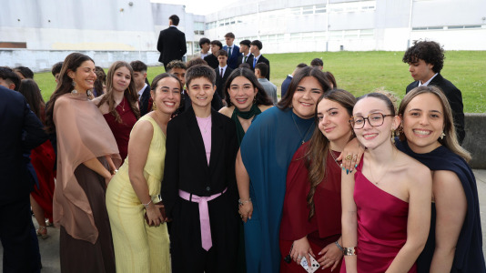 Este viernes los alumnos de 2º de Bachillerato del IES Agra de Leborís de A Laracha celebraron su acto de graduación luciendo sus mejores galas