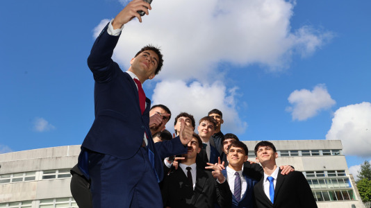 Este viernes los alumnos de 2º de Bachillerato del IES Agra de Leborís de A Laracha celebraron su acto de graduación luciendo sus mejores galas