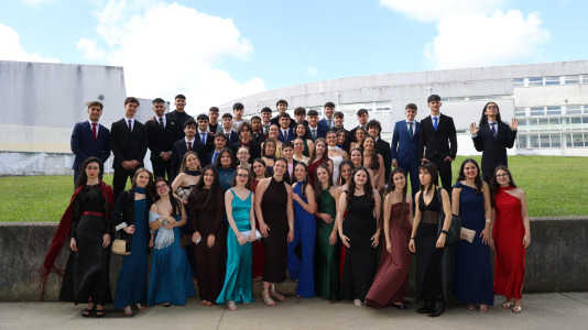 Este viernes los alumnos de 2º de Bachillerato del IES Agra de Leborís de A Laracha celebraron su acto de graduación luciendo sus mejores galas