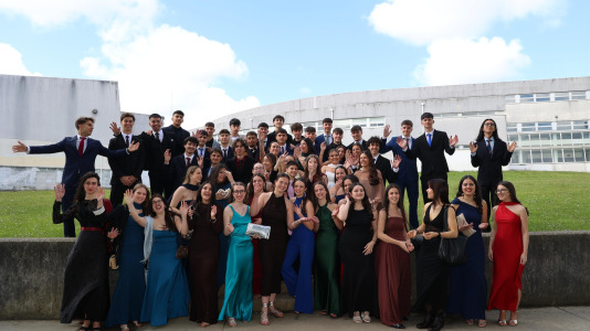 Este viernes los alumnos de 2º de Bachillerato del IES Agra de Leborís de A Laracha celebraron su acto de graduación luciendo sus mejores galas