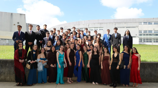Este viernes los alumnos de 2º de Bachillerato del IES Agra de Leborís de A Laracha celebraron su acto de graduación luciendo sus mejores galas