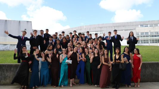 Este viernes los alumnos de 2º de Bachillerato del IES Agra de Leborís de A Laracha celebraron su acto de graduación luciendo sus mejores galas