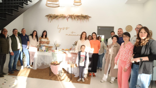 Este viernes abrió sus puertas junto a la iglesia de Bértoa el centro de salud natural y yoga Lyss Natura, una iniciativa de Anxela Abelenda
