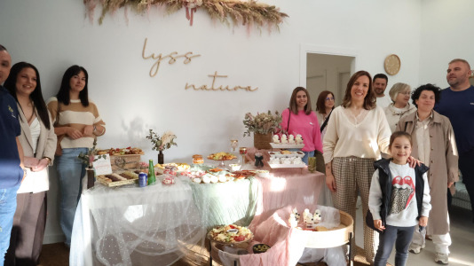 Este viernes abrió sus puertas junto a la iglesia de Bértoa el centro de salud natural y yoga Lyss Natura, una iniciativa de Anxela Abelenda