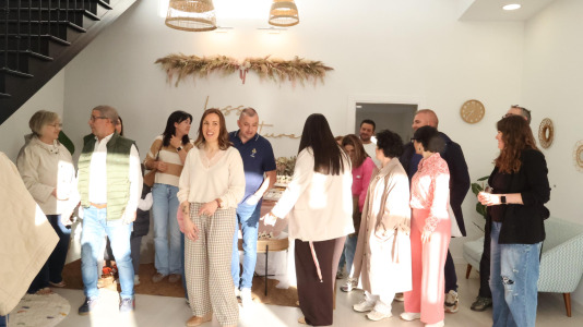 Este viernes abrió sus puertas junto a la iglesia de Bértoa el centro de salud natural y yoga Lyss Natura, una iniciativa de Anxela Abelenda
