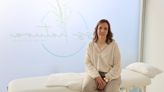 Este viernes abrió sus puertas junto a la iglesia de Bértoa el centro de salud natural y yoga Lyss Natura, una iniciativa de Anxela Abelenda