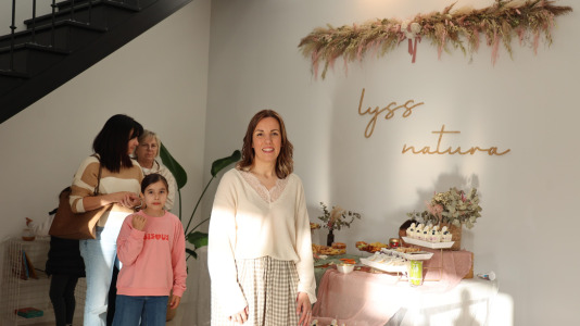Este viernes abrió sus puertas junto a la iglesia de Bértoa el centro de salud natural y yoga Lyss Natura, una iniciativa de Anxela Abelenda