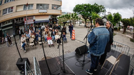 A rúa Coruña de Carballo colleu o acto 'Pegadas de Muller' para celebrar o Día das Letras Galegas