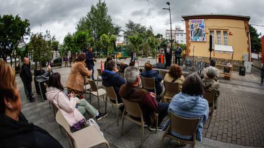 A rúa Coruña de Carballo colleu o acto 'Pegadas de Muller' para celebrar o Día das Letras Galegas