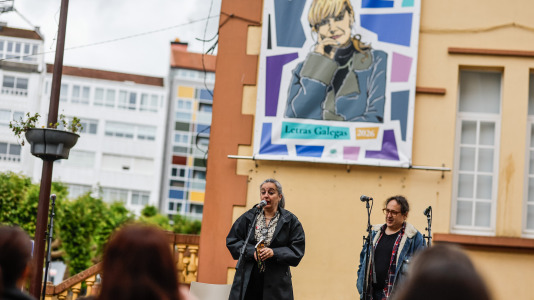 A rúa Coruña de Carballo colleu o acto 'Pegadas de Muller' para celebrar o Día das Letras Galegas