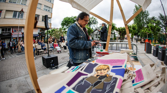 A rúa Coruña de Carballo colleu o acto 'Pegadas de Muller' para celebrar o Día das Letras Galegas