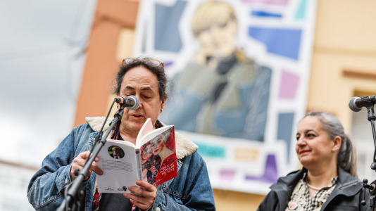 A rúa Coruña de Carballo colleu o acto 'Pegadas de Muller' para celebrar o Día das Letras Galegas