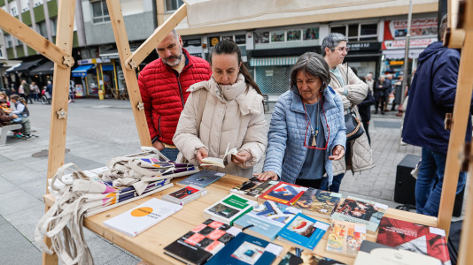 A rúa Coruña de Carballo colleu o acto 'Pegadas de Muller' para celebrar o Día das Letras Galegas