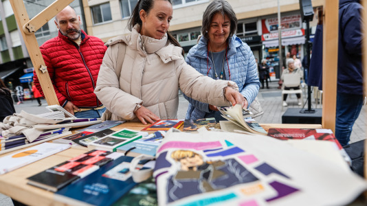 A rúa Coruña de Carballo colleu o acto 'Pegadas de Muller' para celebrar o Día das Letras Galegas