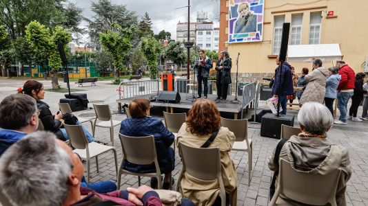 A rúa Coruña de Carballo colleu o acto 'Pegadas de Muller' para celebrar o Día das Letras Galegas