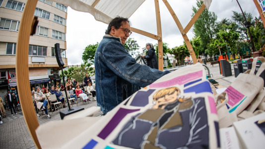 A rúa Coruña de Carballo colleu o acto 'Pegadas de Muller' para celebrar o Día das Letras Galegas