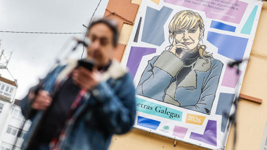A rúa Coruña de Carballo colleu o acto 'Pegadas de Muller' para celebrar o Día das Letras Galegas