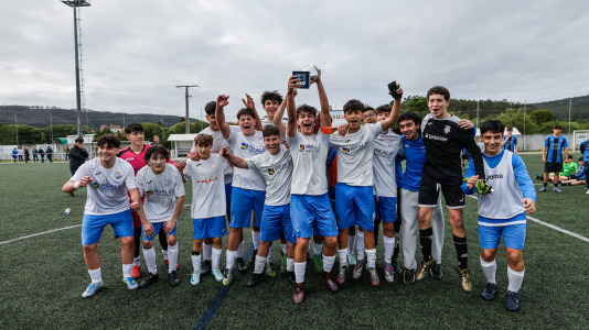 Los jugadores del Ponteceso alzando el trofeo