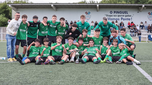 Los cadetes del Xallas posando tras recibir el trofeo