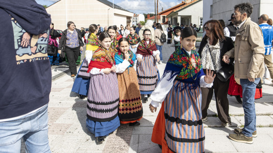 A Laracha celebrou o Día das Letras Galegas cunha exhibición de música e baile tradicional