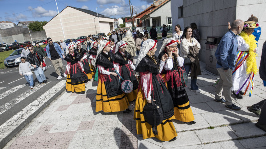 A Laracha celebrou o Día das Letras Galegas cunha exhibición de música e baile tradicional