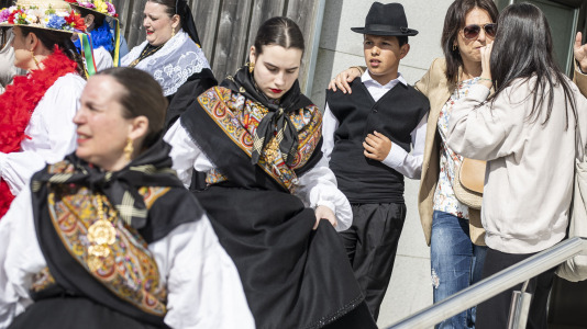 A Laracha celebrou o Día das Letras Galegas cunha exhibición de música e baile tradicional