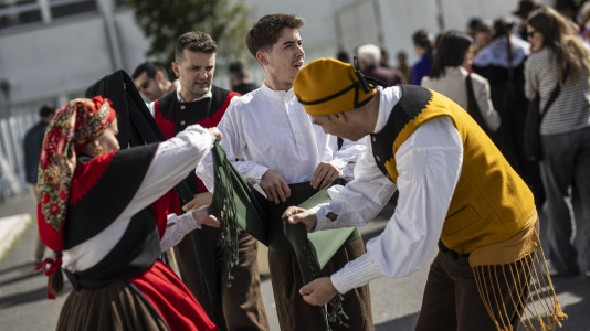 A Laracha celebrou o Día das Letras Galegas cunha exhibición de música e baile tradicional