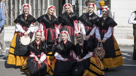 A Laracha celebrou o Día das Letras Galegas cunha exhibición de música e baile tradicional