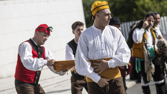 A Laracha celebrou o Día das Letras Galegas cunha exhibición de música e baile tradicional