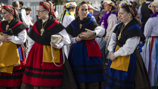 A Laracha celebrou o Día das Letras Galegas cunha exhibición de música e baile tradicional