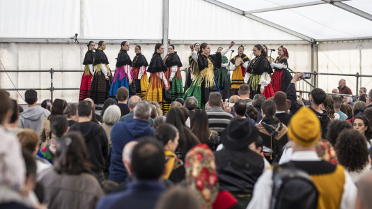 A Laracha celebrou o Día das Letras Galegas cunha exhibición de música e baile tradicional