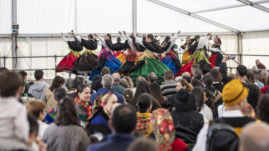 A Laracha celebrou o Día das Letras Galegas cunha exhibición de música e baile tradicional