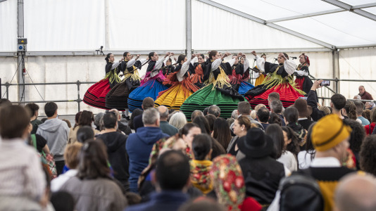A Laracha celebrou o Día das Letras Galegas cunha exhibición de música e baile tradicional