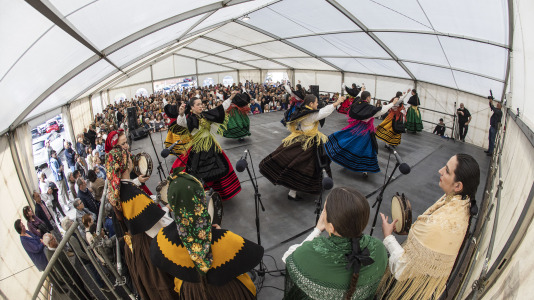 A Laracha celebrou o Día das Letras Galegas cunha exhibición de música e baile tradicional