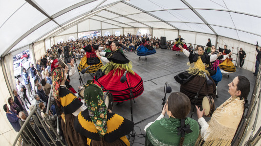 A Laracha celebrou o Día das Letras Galegas cunha exhibición de música e baile tradicional