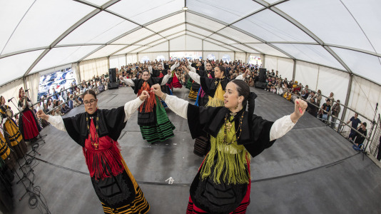A Laracha celebrou o Día das Letras Galegas cunha exhibición de música e baile tradicional
