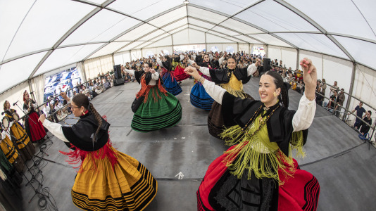 A Laracha celebrou o Día das Letras Galegas cunha exhibición de música e baile tradicional
