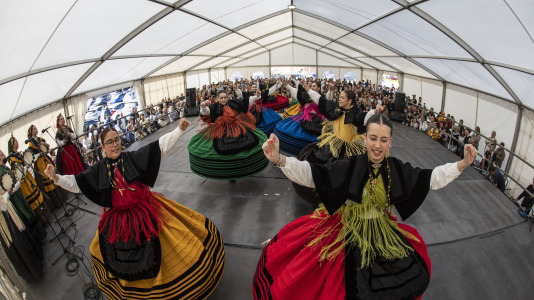 A Laracha celebrou o Día das Letras Galegas cunha exhibición de música e baile tradicional