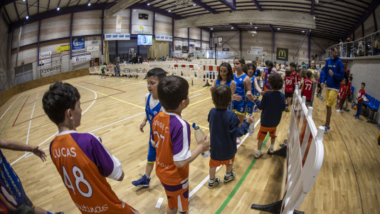 Cerca de 500 niños se dieron cita en el pabellón Carballo Calero para participar en una nueva edición del Pequebasket organizado por las Escola Basket Xiria